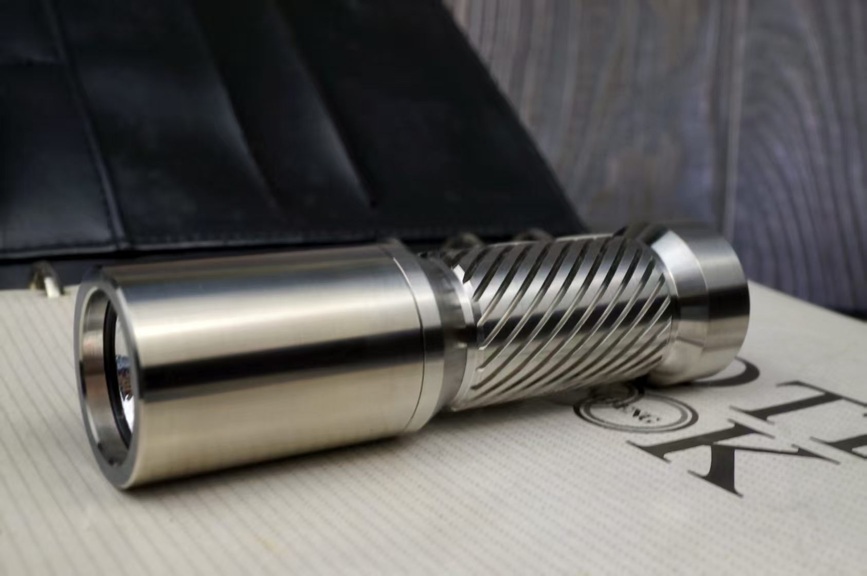 Pengwang Titanium SFT40 800lm LED Flashlight Main image