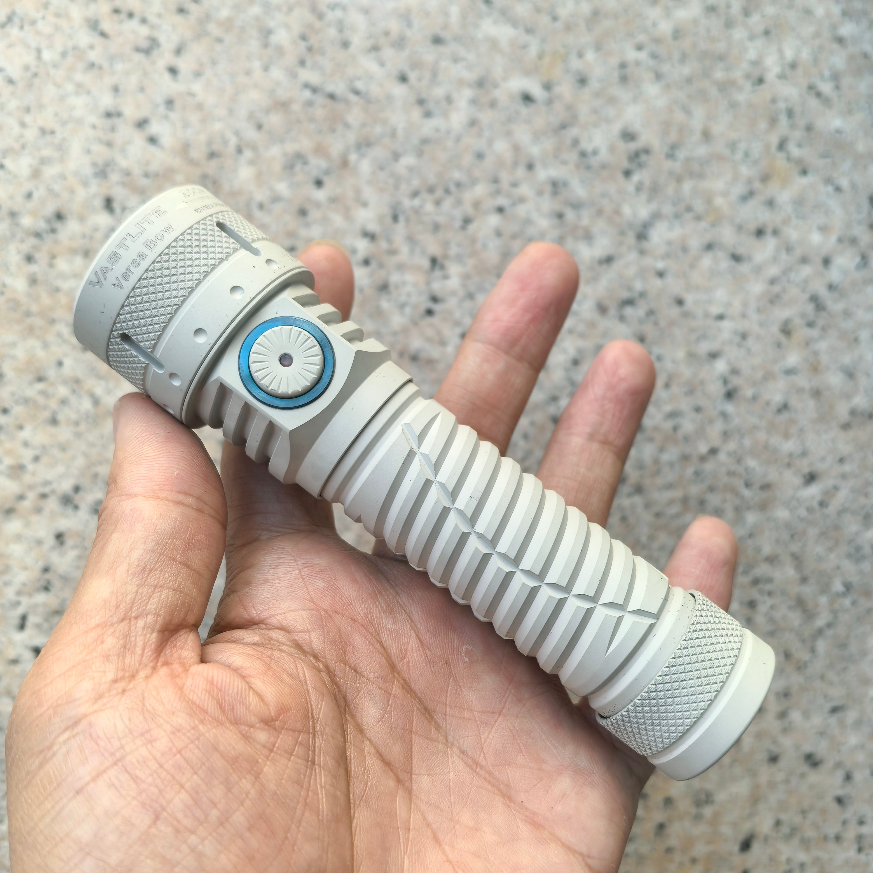 Vastlite Versa Bow 400lm 1200m Zoom 21700 LEP Flashlight