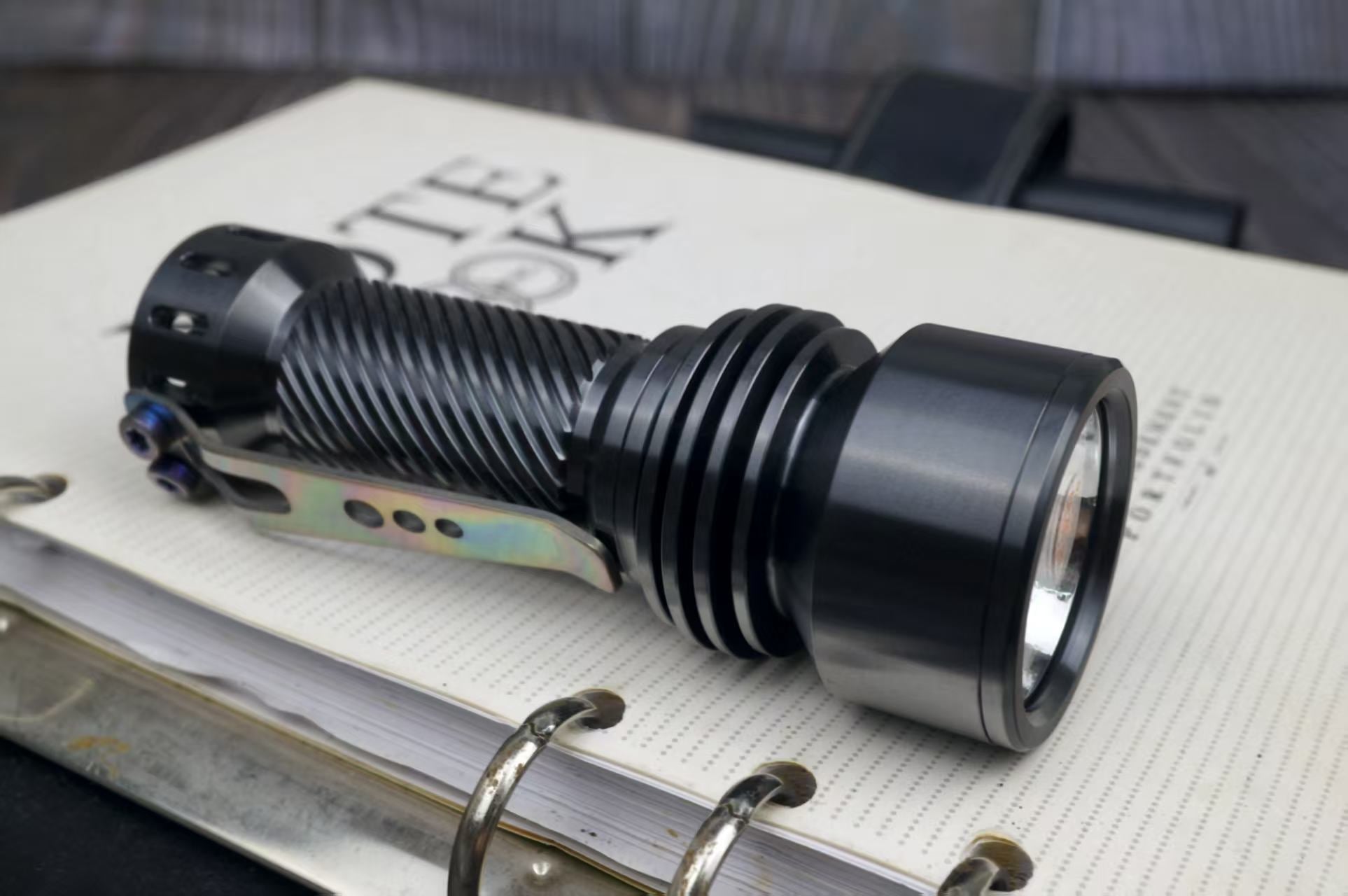 Pengwang Customized Zirconium W18E Flashligh Nealsgadgets
