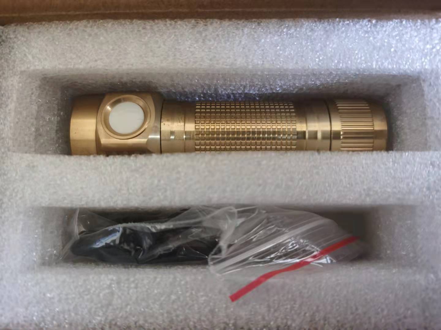 Emisar D4 D4V2 HIGH POWER LED FLASHLIGHT Secondary image