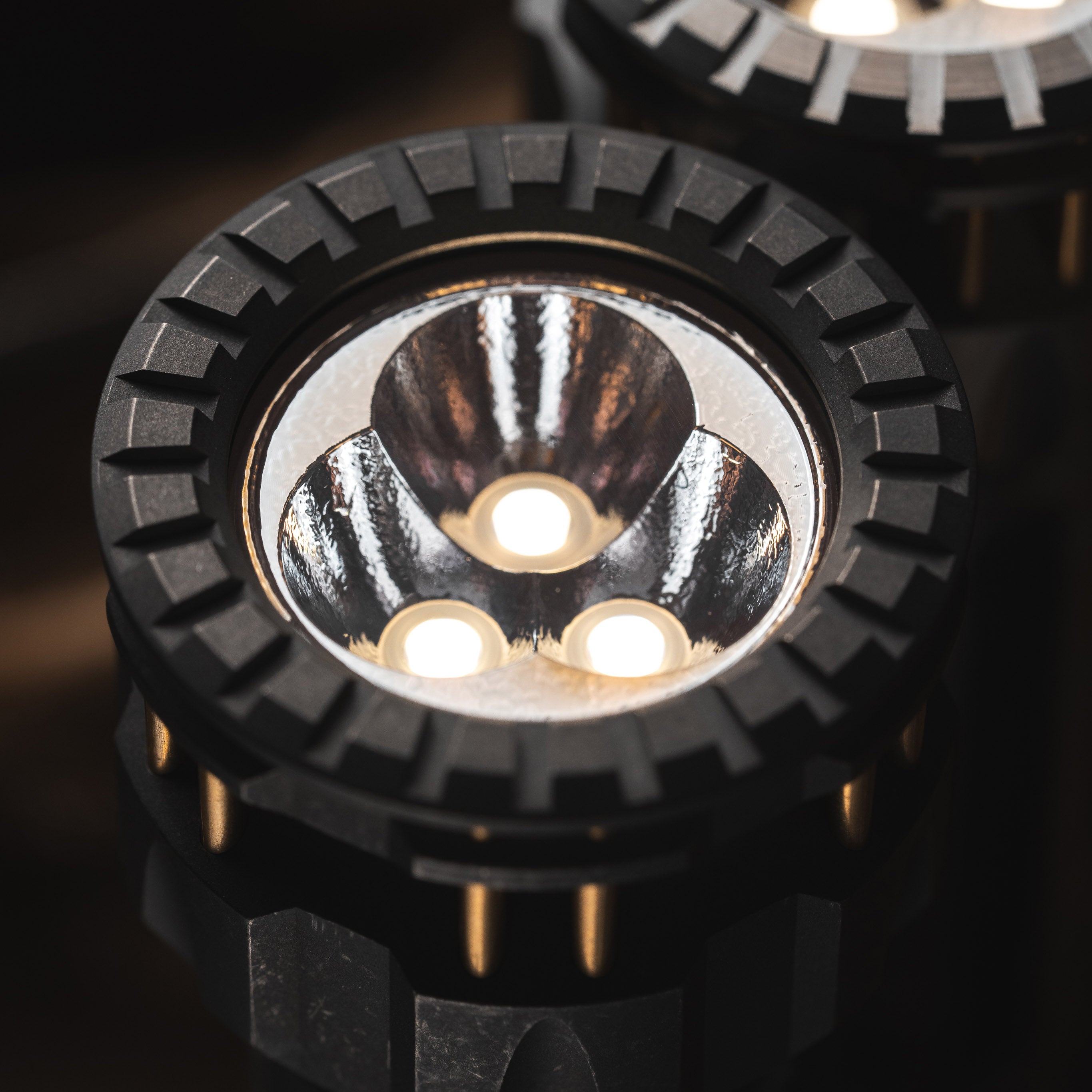 Ruisha Rainbow R1 Titanium 2600lm 18650 18350 LED Flashlight