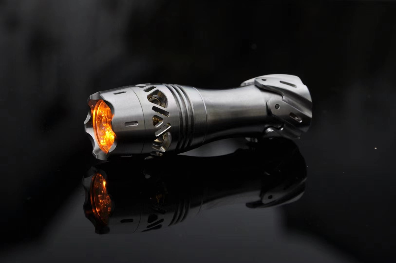 Giftglowedc Dawn TItanium Nichia 1100lm EDC Flashlight with Spinner